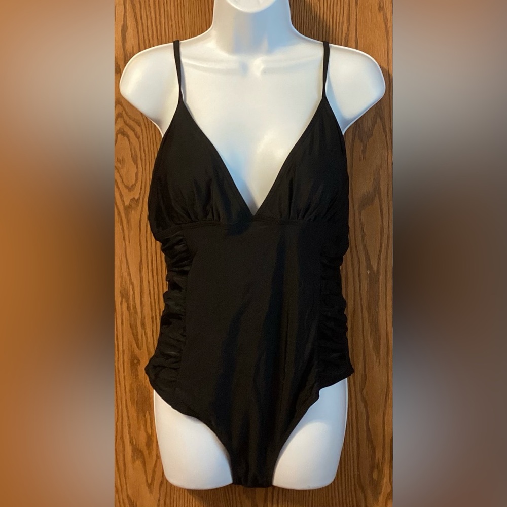 Ladies 1 piece classic black swimsuit. Size 14. NWT #p116